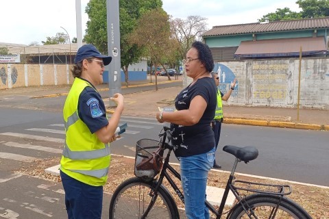 Blitz educativa em frente à escola marca Semana Nacional de Trânsito em Ilha Solteira
