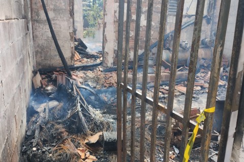 INCÊNDIO DESTRÓI SEIS CASAS EM ILHA SOLTEIRA: TRAGÉDIA ANUNCIADA REVOLTA MORADORES